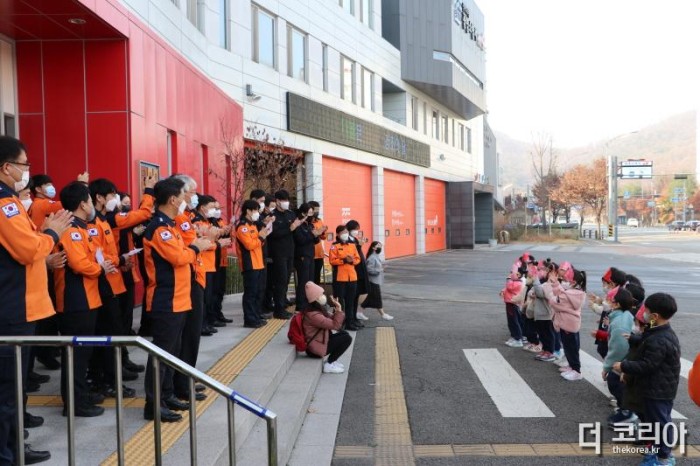[크기변환]유치원생들이 위문공연을 펼치고 있다.JPG