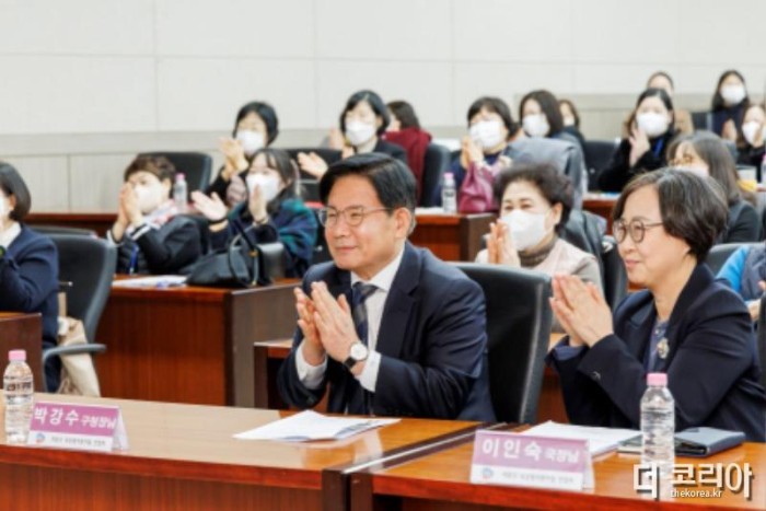 1월 30일 오후, 마포구 국공립어린이집 연합회 신년회에 참석한 박강수 마포구청장(왼쪽).jpeg