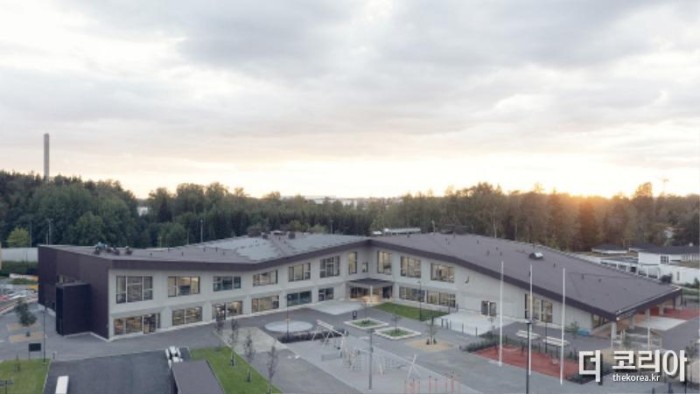 1-2 지붕에 태양광 패널 설치와 넓은 창을 설치하여 자연광을 최대한 활용한 건물(Finnish-Russian School).jpg