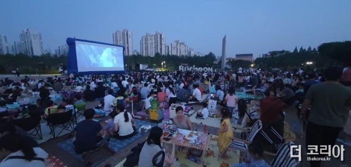 2. 중앙공원에서 영화 눈의여왕을 관람하는 시민들 모습.jpg