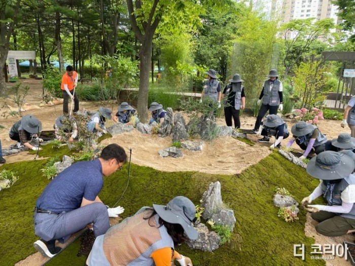 2-1. 부천 시민정원사 6기 교육생들이 부천중앙공원에서 탄소흡수원 조성 실습을 하고 있다.jpg