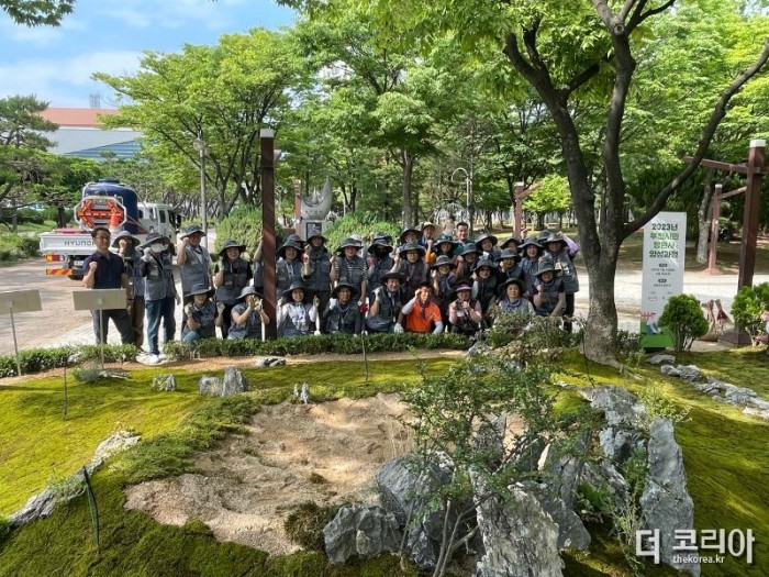 2-3. 부천 시민정원사 6기 교육생들이 부천중앙공원에서 탄소흡수원 조성을 마친 뒤 기념사진을 촬영하고 있다.jpg