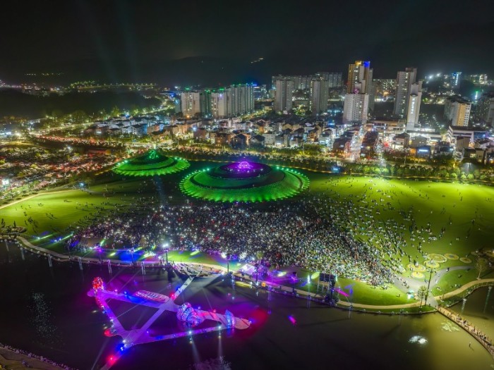정원박람회 관람객들이 오천그린광장에서 YB 콘서트를 즐기고 있다.jpg