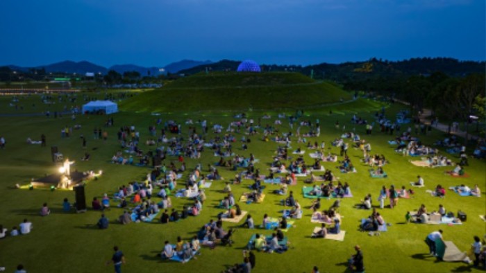 정원박람회 관람객들이 오천그린광장에서 배일동 명창의 공연을 즐기고 있다.jpg