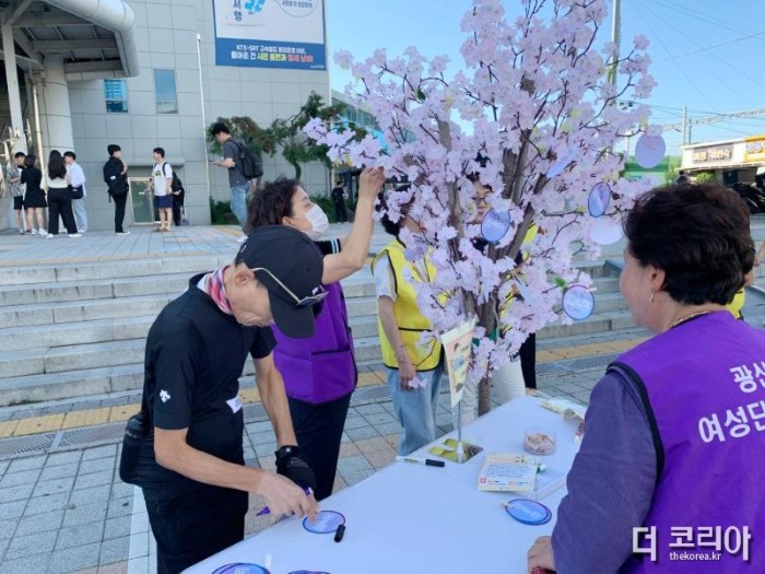 0901_광주송정역 광장에 선 ‘양성평등 나무’ (1).jpg