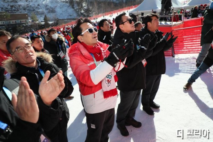 [크기변환]1.-3.(사진자료) 김진태 도지사, 스키경기 관람.JPG