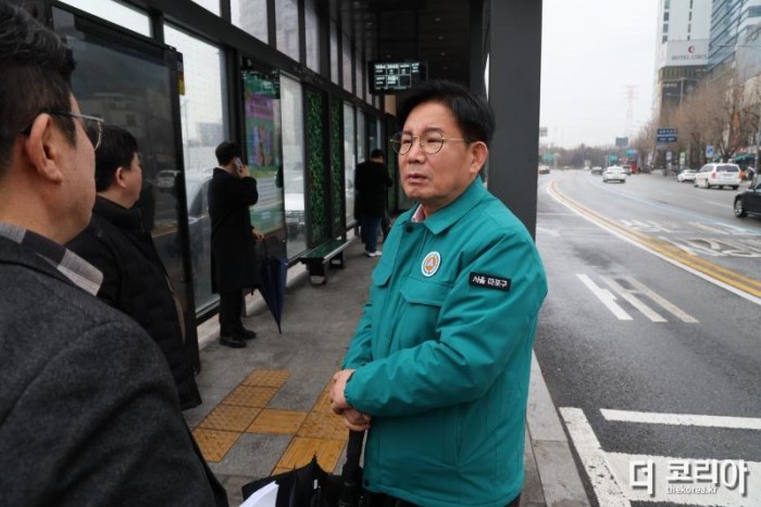박강수 마포구청장이 합정역 인근 버스정류장을 찾아 교통 상황을 살피고 있다..jpg