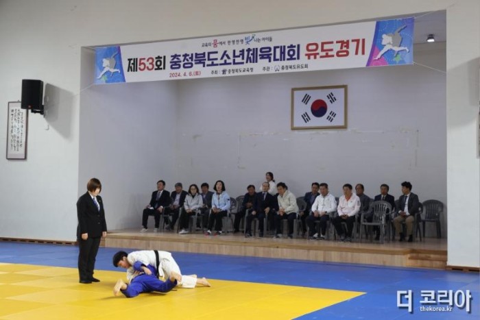 윤건영 교육감, 제53회 충북소년체전 경기장 찾아 선수단 격려 3.jpg