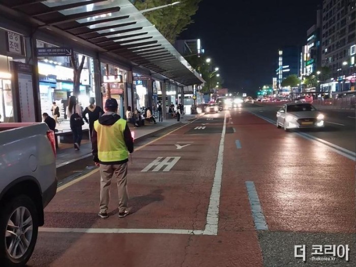 대중교통과-성남 모란역 인근에서 관외 택시 불법 영업 단속 중인 모습.jpg