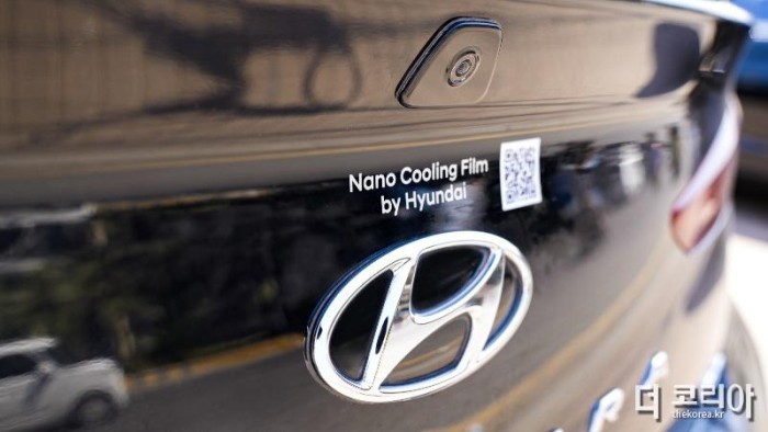 (사진 9) 나노 쿨링 필름이 적용된 차량에 캠페인 스티커가 부착된 모습.jpg