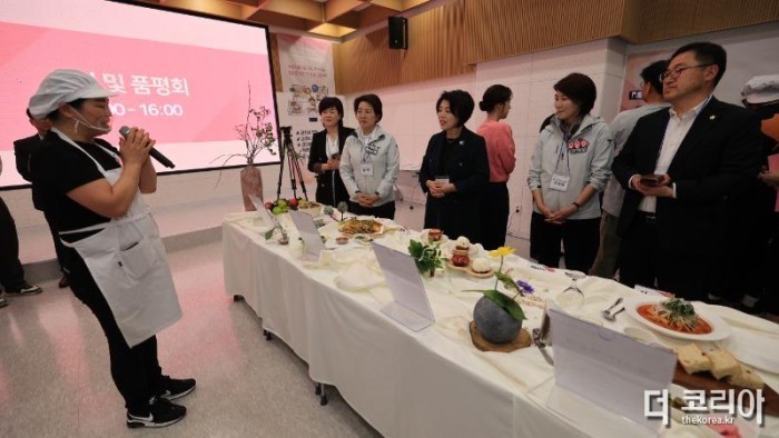 과천시가 개최한 맛집 경연대회에 참석한 신계용 시장(오른편 가운데)이 한 외식업소 관계자로부터 음식에 대한 설명을 듣고 있다.JPG