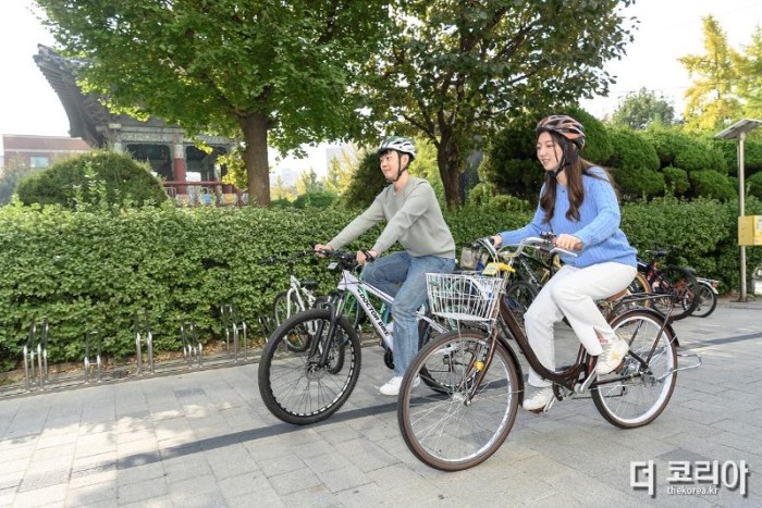 사진1) 자전거를 타고 주행 중인 양천구 홍보모델의 모습.jpg