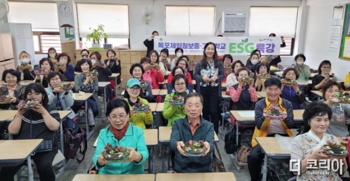 (사진2) 박은경 강사가 26일 목포제일정보중·고등학교에서 꽃으로 배우는 ESG 교육을 하고 있다..jpg