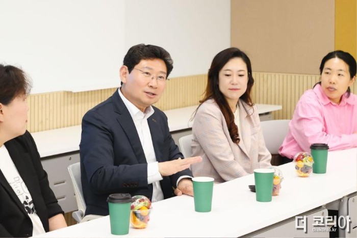 12-3. 지난 22일 이상일 용인특례시장이 용인성산초등학교 도서관에서 용인교육의 발전을 위해 학부모와 의견을 교환했다..jpg
