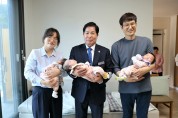 공영민 고흥군수, 세쌍둥이 출산가정 방문해 축하선물 전달
