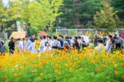 일산호수공원에서 2023고양가을꽃축제를 관람 중인 방문객들