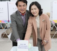 김진태 지사 부부, 본투표소 찾아 소중한 한 표 행사