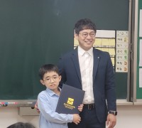광주효동초등학교, 까치발 천사에게 ‘자랑스런 광주학생’ 표창장 전달